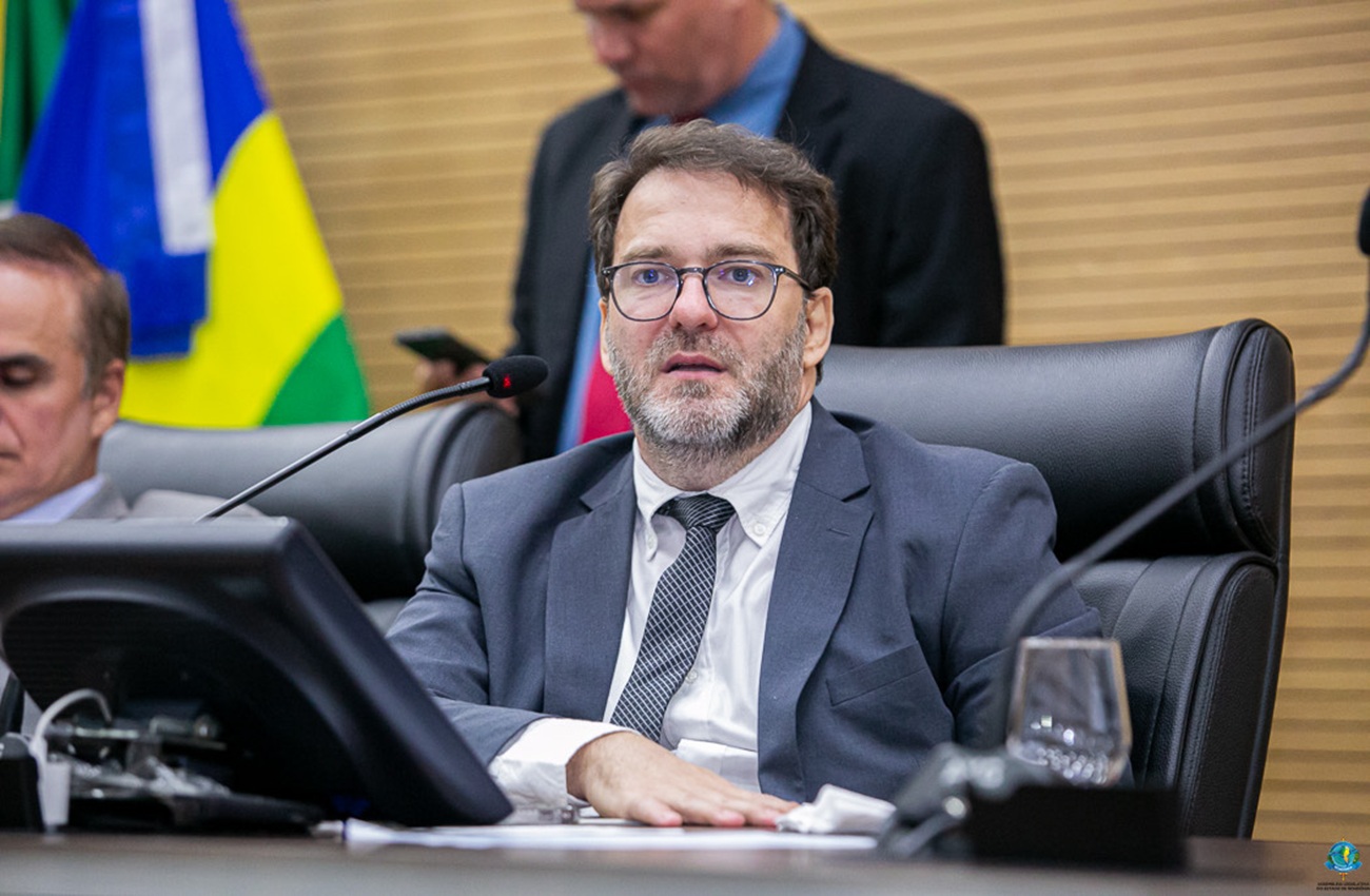 Alex Redano indica substituição do telhado do Colégio Tiradentes da Polícia Militar III, em Ariquemes