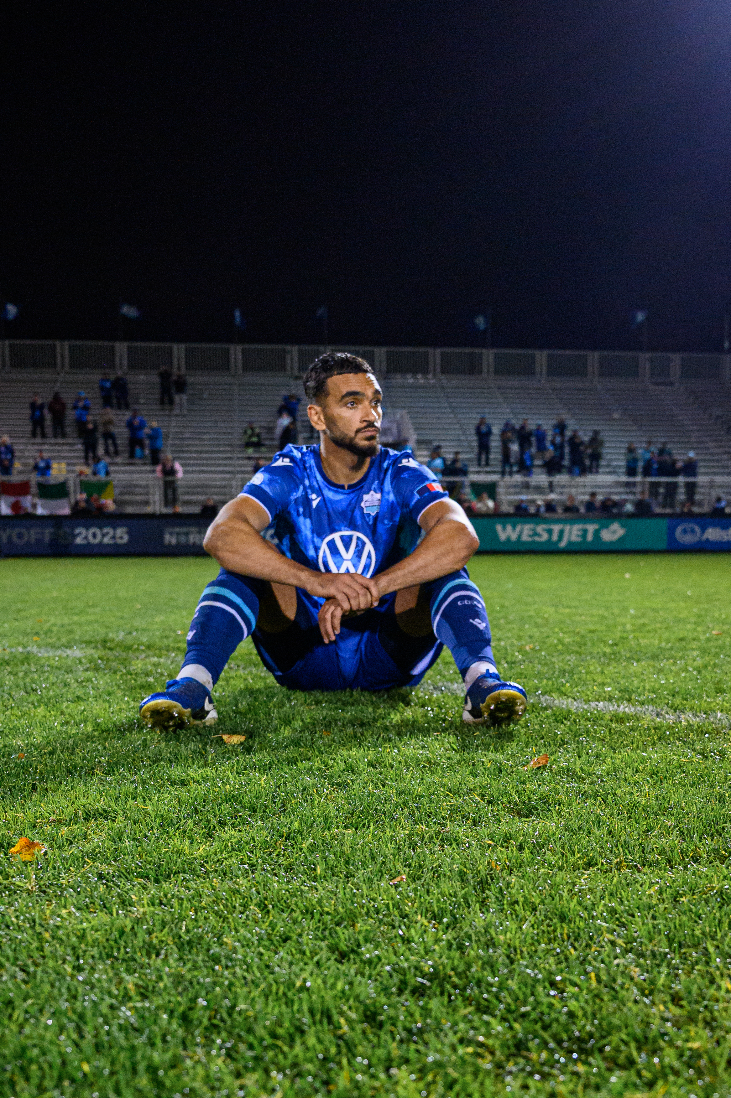 Wanderers, Tides hunt for new coaches