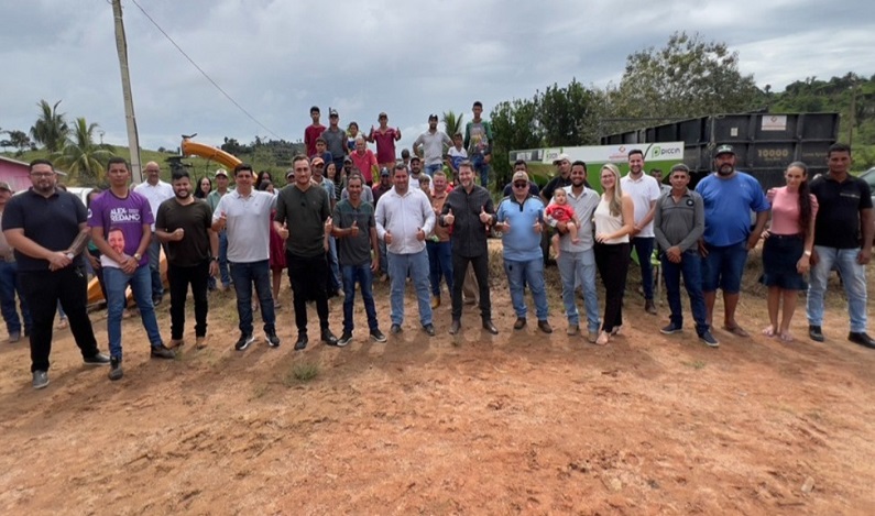 Alex Redano entrega implementos agrícolas para fortalecer a produção no distrito de Rio Branco