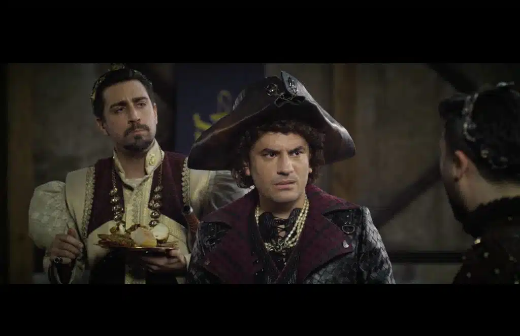 Dizinin yaratıcısı Giray Altınok (sağda) ve konuk oyuncu olarak, Jake Gyllenhaal benzerleri yarışması birincisi (şaka tabii) Çağlar Ertuğrul (solda).