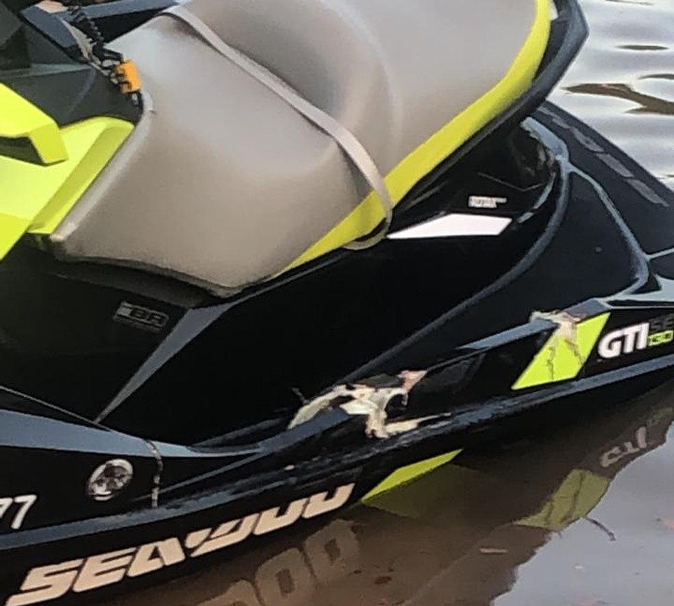 Moto aquática onde jovem estava com amiga foi atingida por outro veículo em Candeias, RO — Foto: Reprodução/WhatsApp