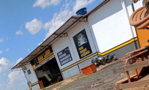 Empresa de lubrificantes está instalada em faixa de domínio do DNIT e conseguiu certidão mesmo estando irregular; entenda