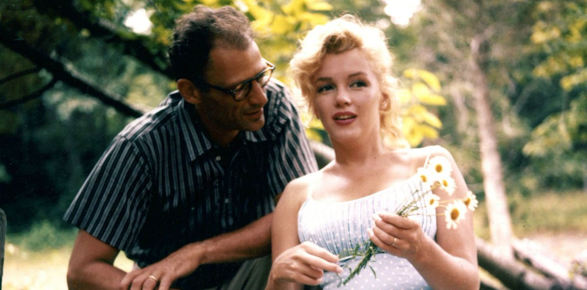 1957’de çekilen bu fotoğrafta Miller (solda) ve Monroe (sağda) Roxbury’deki evlerinin bahçesindeler.