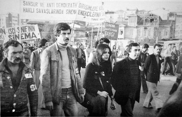 Tarık Akan (soldan ikinci), “Hababam Sınıfı Sınıfta Kaldı” filminin Semra Hoca’sı Semra Özdamar (sağında) ve Müjdat Gezen’i (sağında) içeren, sosyal medyada sıkça dolanan fotoğrafın kaynağı da işte bu yürüyüş.
