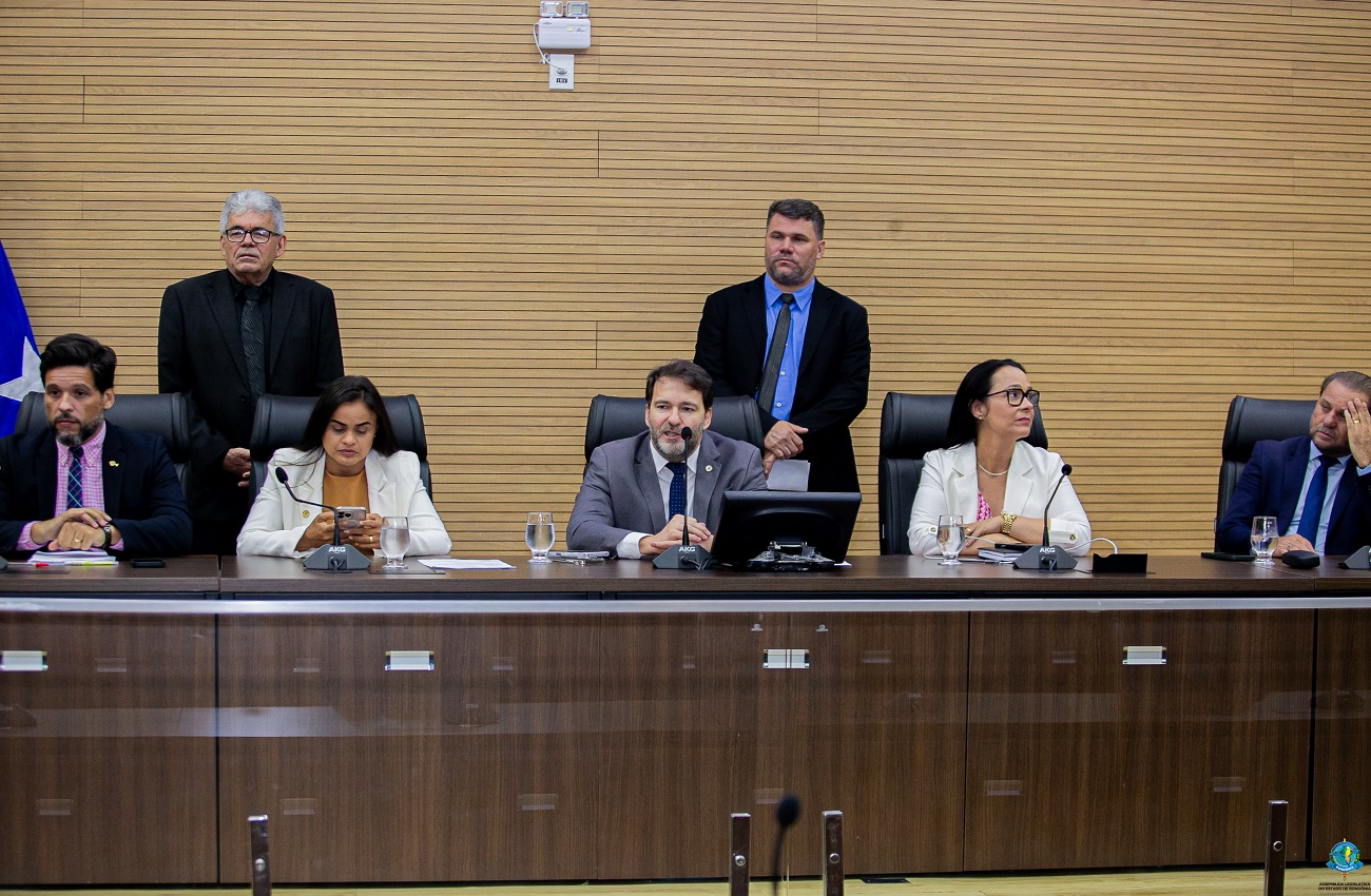 Sob presidência do deputado Alex Redano, parlamentares aprovam relatório da CPI