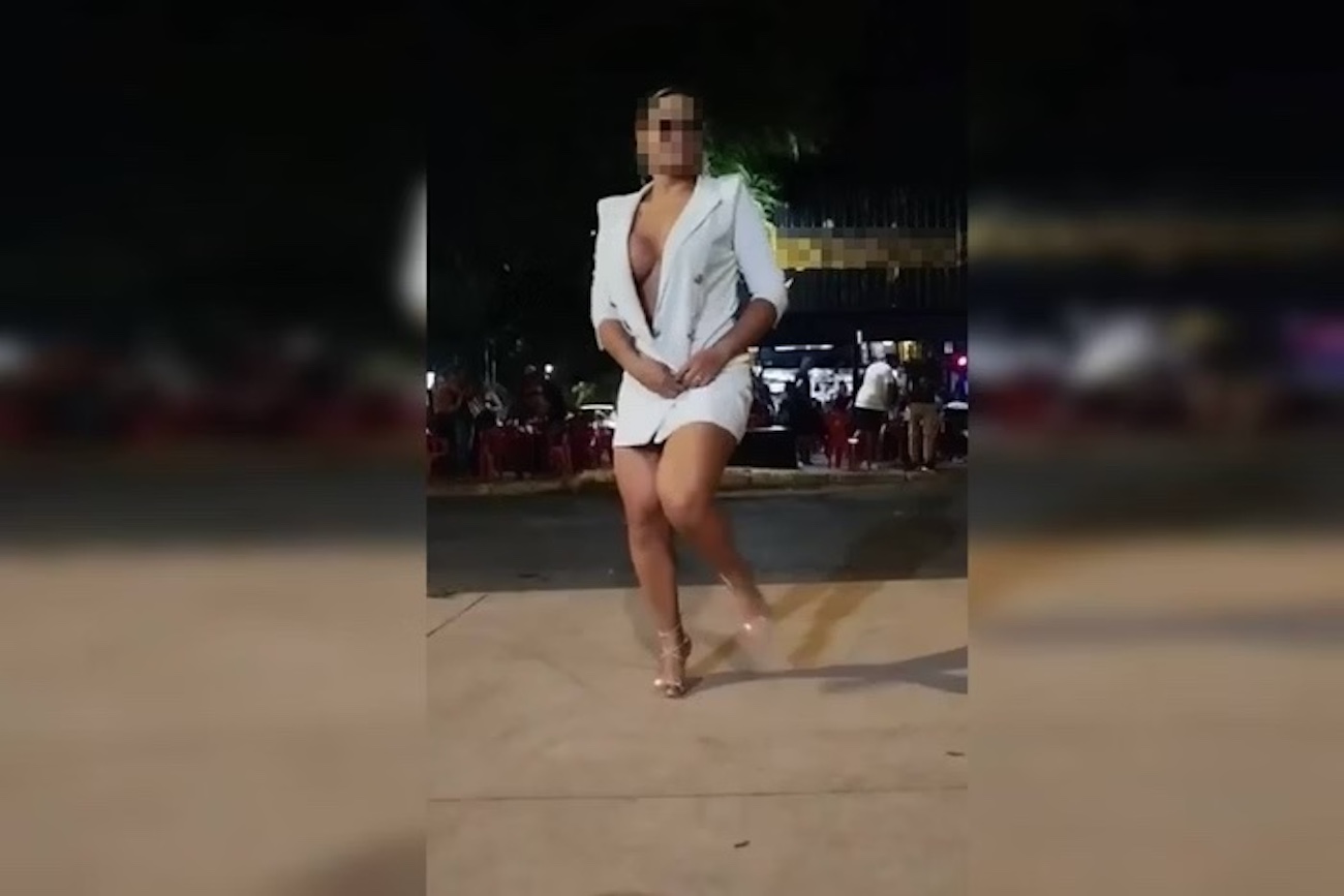 Mulher é investigada após realizar striptease em frente à delegacia no DF; veja vídeo