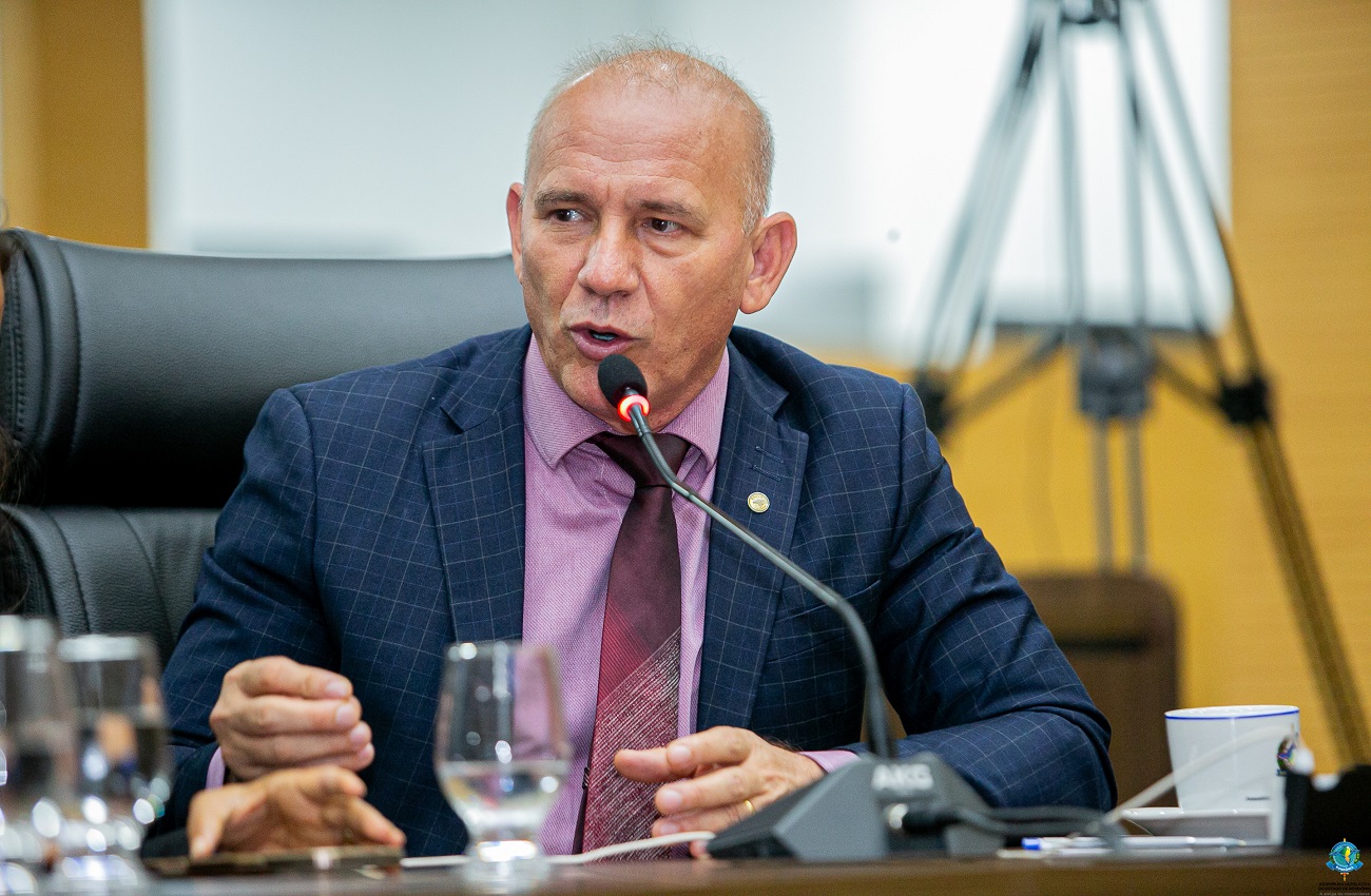 Equipe jurídica afirma que o deputado Ezequiel Neiva não está inelegível e esclarece situação judicial