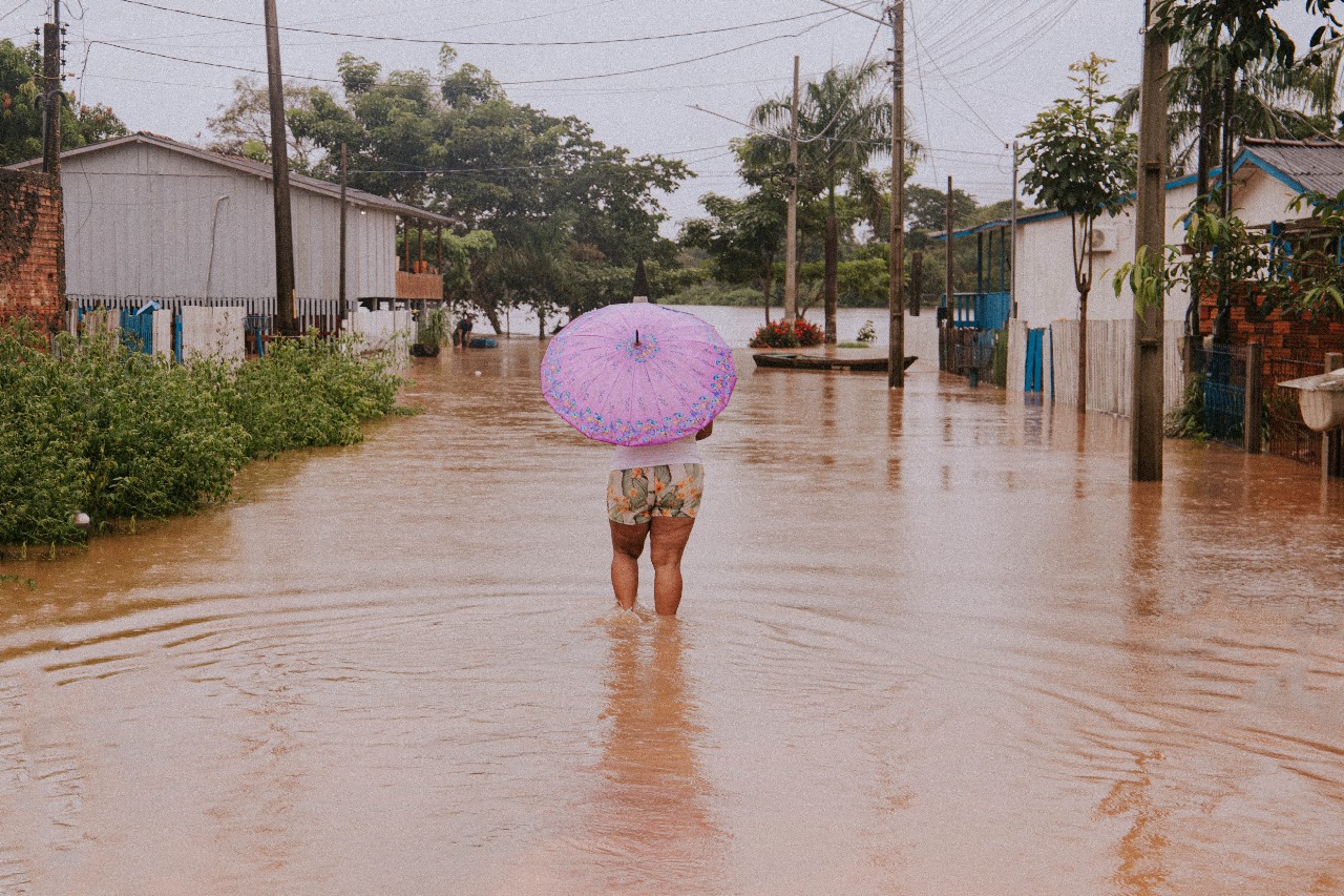Mulher morre afogada ao tentar atravessar rua alagada em Ji-Paraná, RO