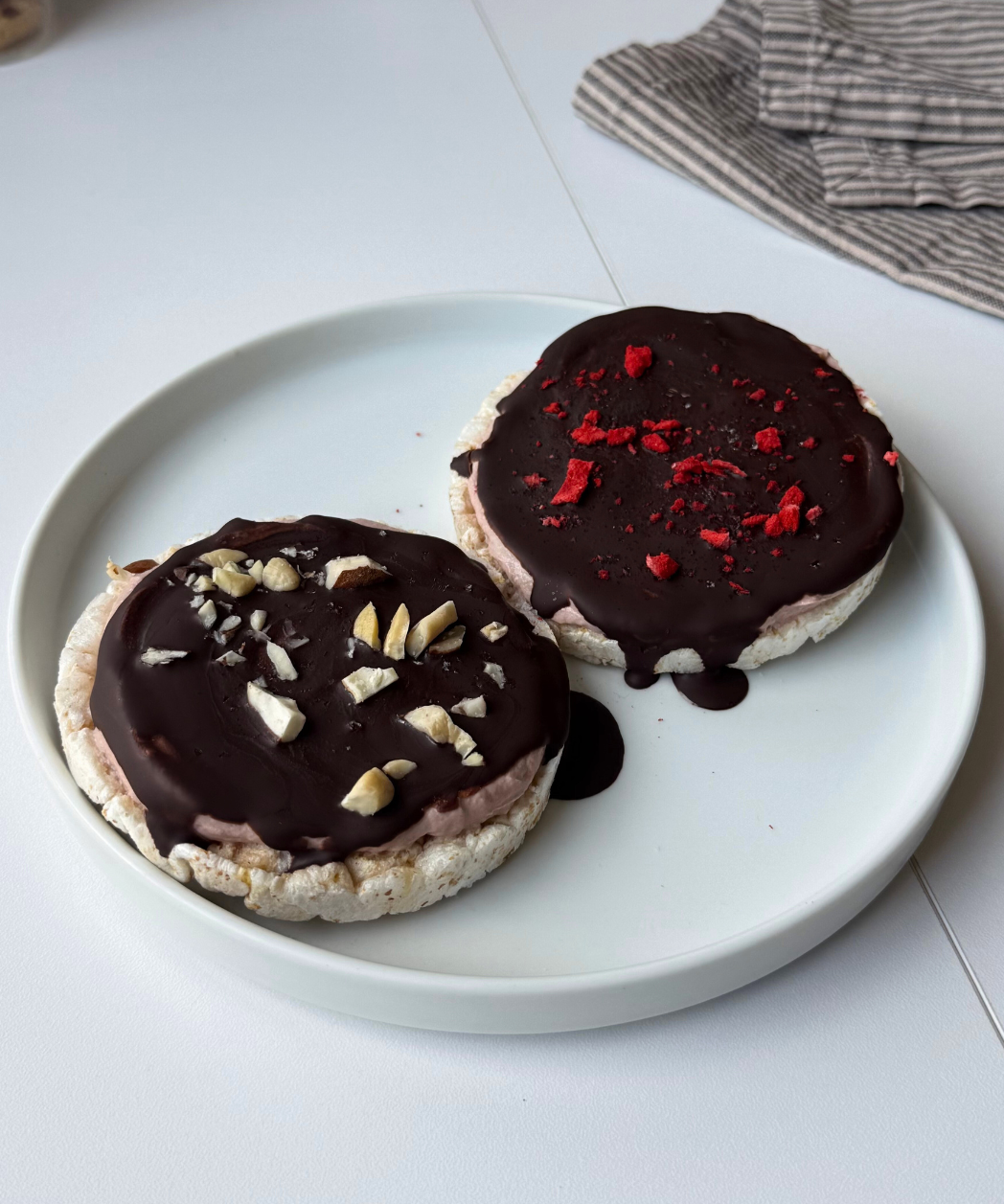 Homemade Chocolate Crunch High-Protein Rice Cakes – Quick & Healthy Snack