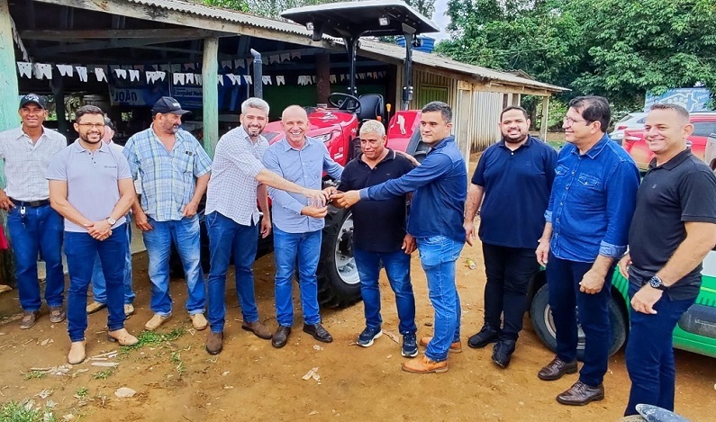 Associação rural em Buritis recebe trator para atender mais de 60 famílias na agricultura familiar