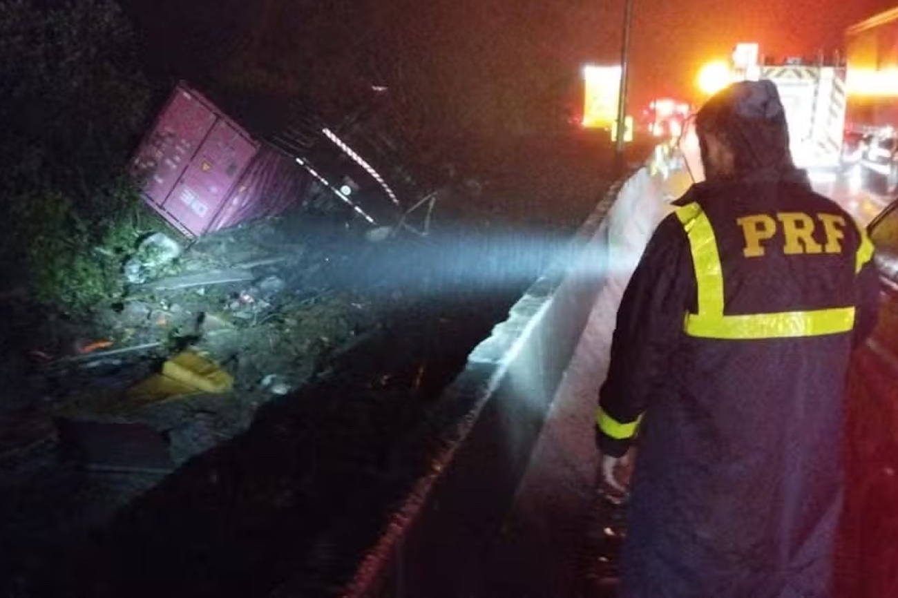 Acidente com van deixa ao menos nove mortos no Paraná