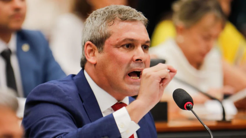 Lindbergh Farias leva recurso ao Plenário da Câmara contra arquivamento de processo por traição contra Eduardo Bolsonaro