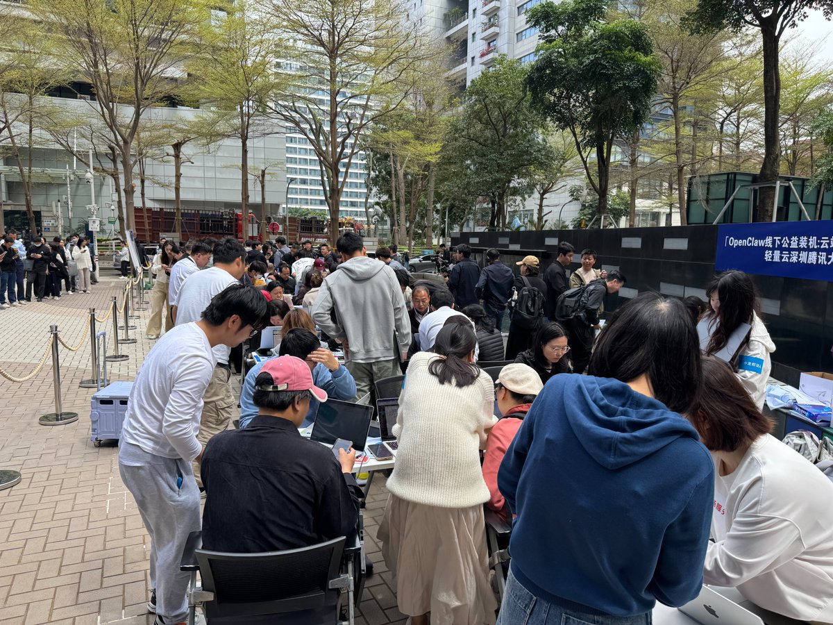 People lining up at tech event for AI tools in China