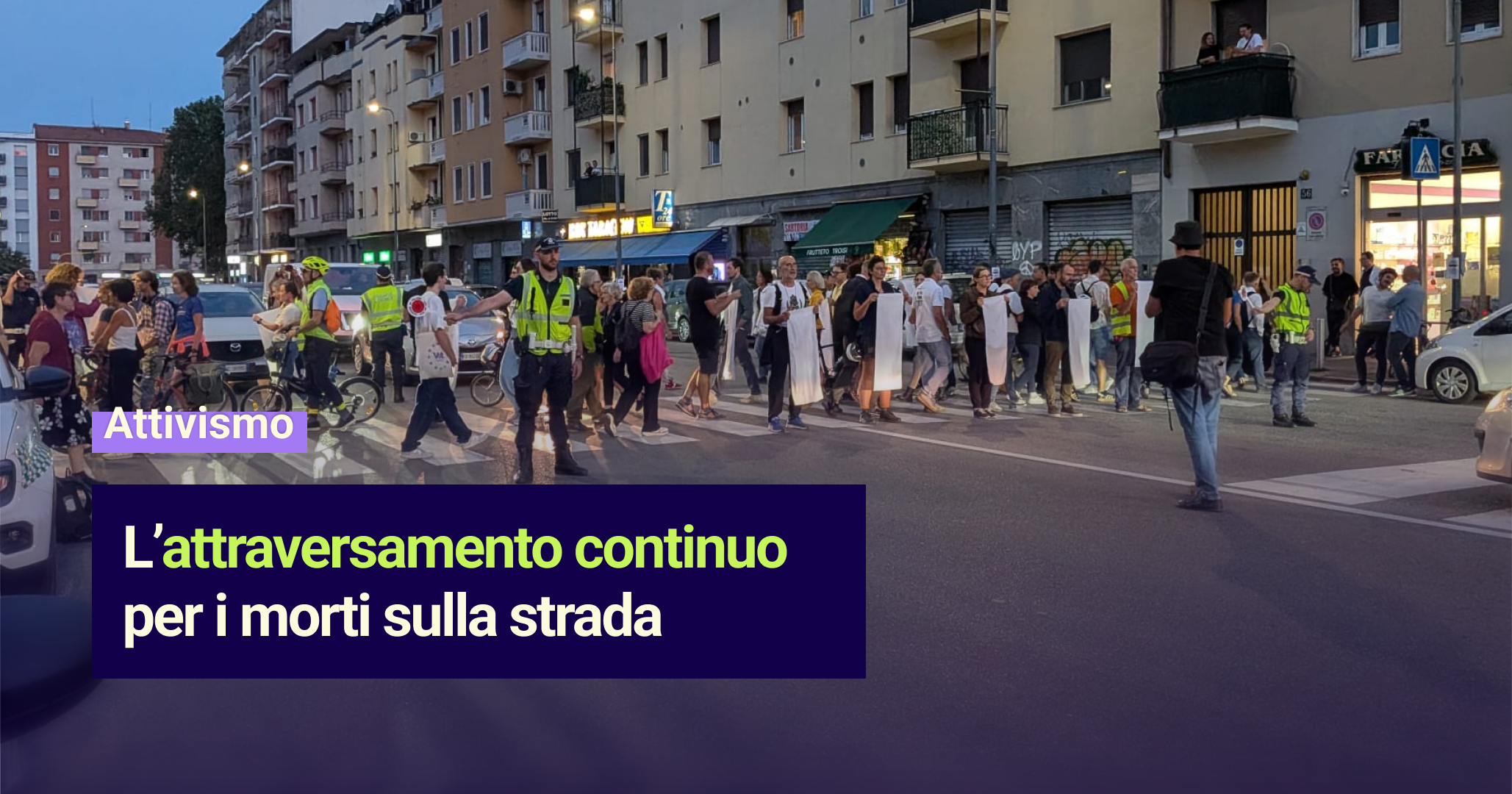 Attraversare di continuo la strada per chiedere sicurezza stradale, la manifestazione a Milano