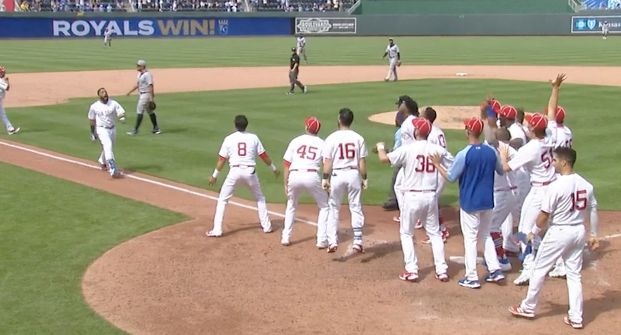 Slamtana saves the Royals