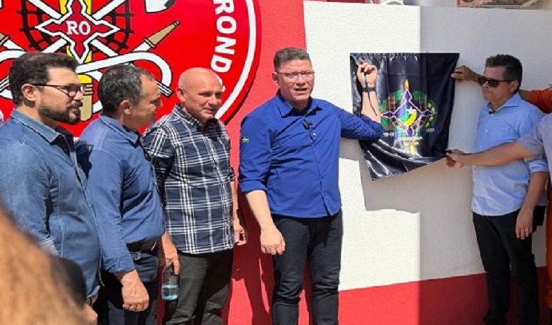 Caminhão adquirido com emenda de Ezequiel Neiva é entregue ao Corpo de Bombeiros