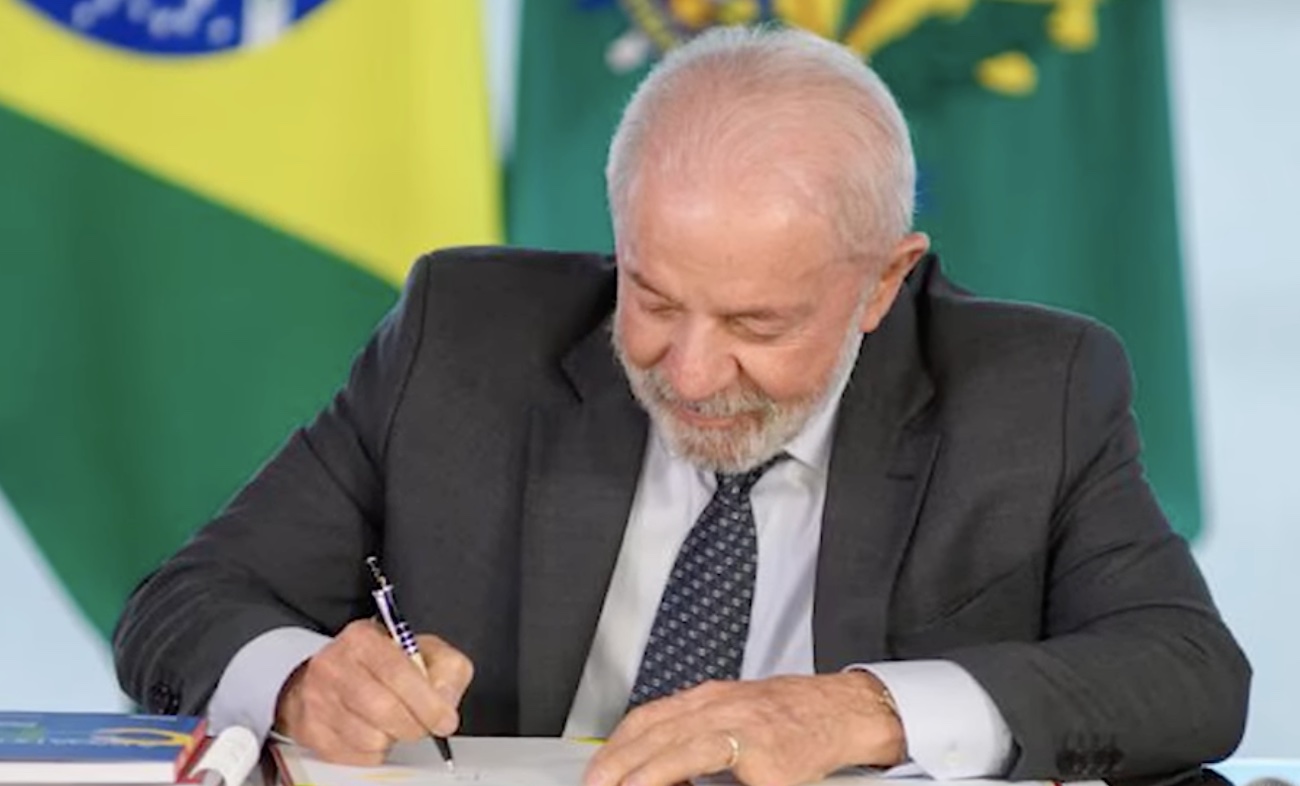 Lula sanciona lei que reestrutura carreiras e reajusta salários de servidores federais