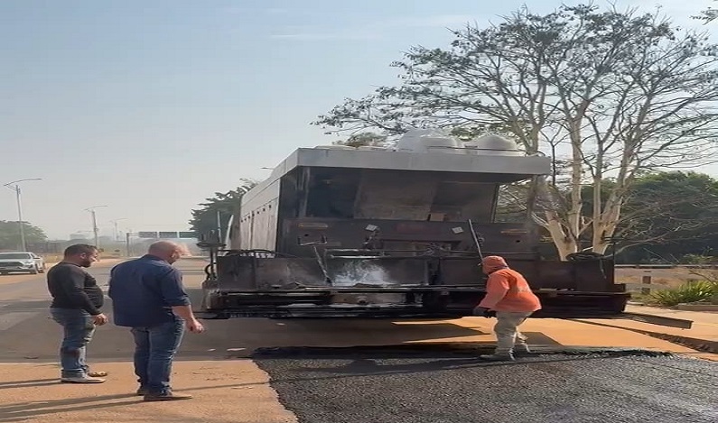Deputado Ezequiel Neiva acompanha o início dos trabalhos de aplicação de micro revestimento asfáltico na rodovia de Cabixi