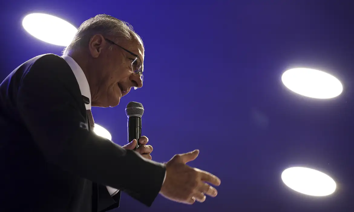 Alckmin detona Selic e propõe revolução no cálculo da inflação: “aumentar juros não faz chover”