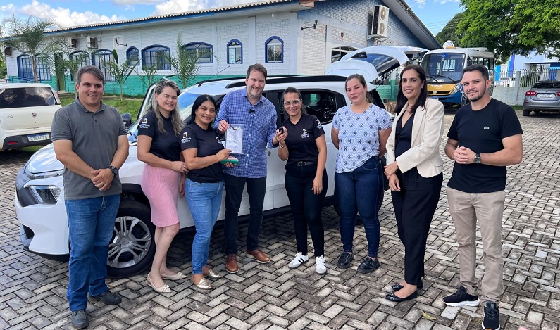 Alex Redano entrega veículo ao Conselho Tutelar de Ariquemes