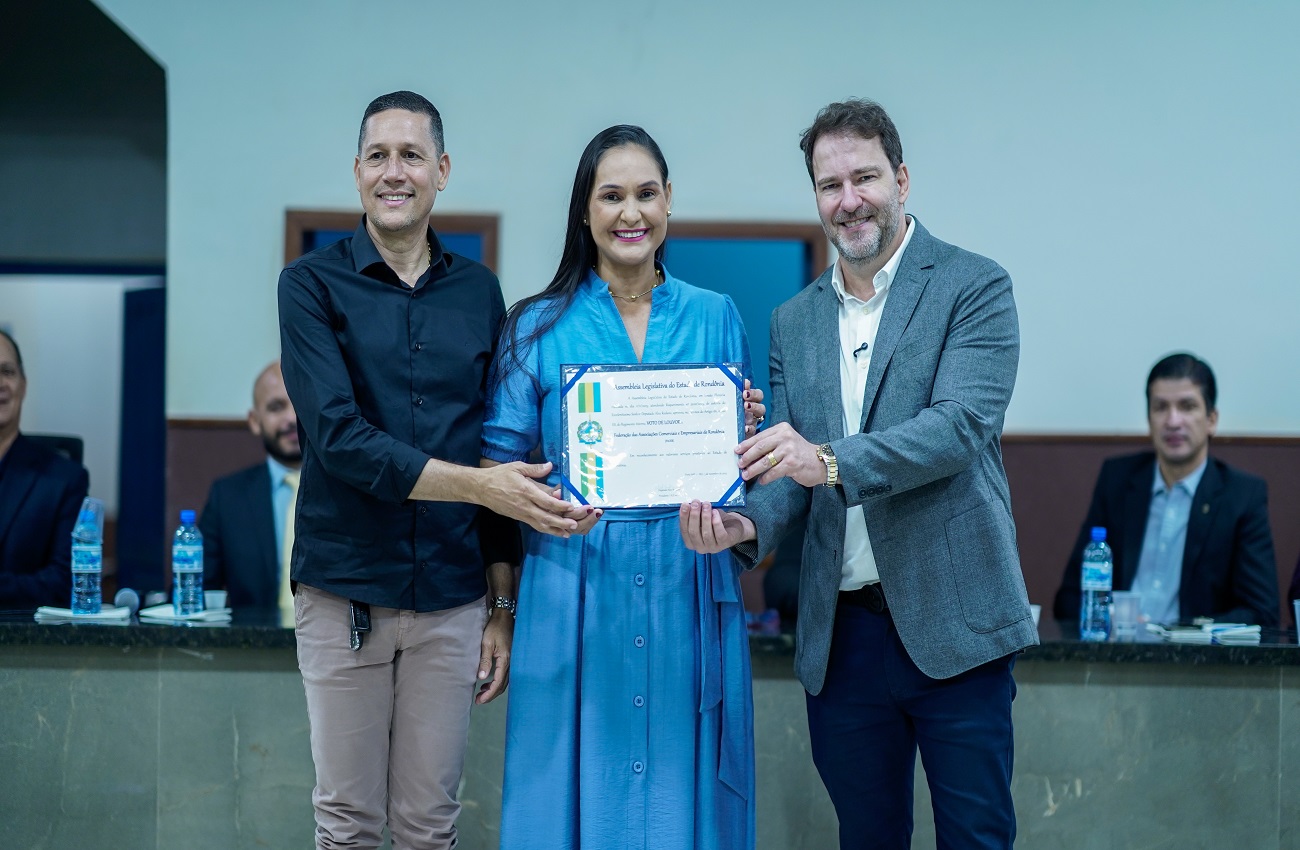 Presidente da Alero entrega voto de louvor à Facer, em Guajará-Mirim