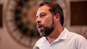 Boulos pede exoneração de Eduardo Bolsonaro da Polícia Federal por atuação contra o Brasil