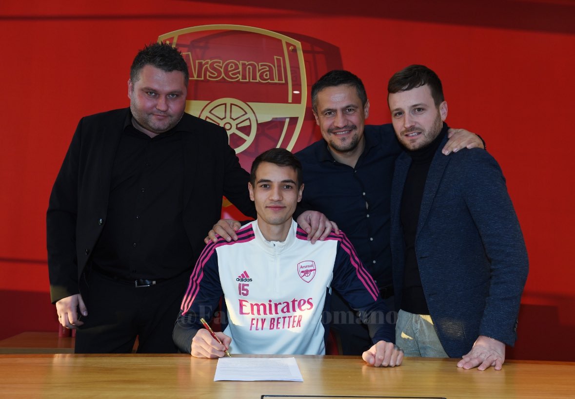 Fabrizio Romano on X: "Here's Jakub Kiwior signing contract as new Arsenal player together with his agents Pawel Zimonczyk and Sasha Huet-Baranov ⚪️🔴✍🏻 #AFC Kiwior will earn £3m gross per season until