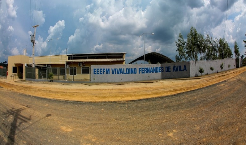 Ieda Chaves indica aquisição de equipamentos e atualização de acervo de escola em Estrela Azul