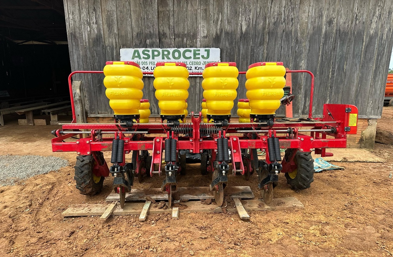 Alan Queiroz entrega R$ 120 mil em equipamentos agrícolas para Machadinho do Oeste