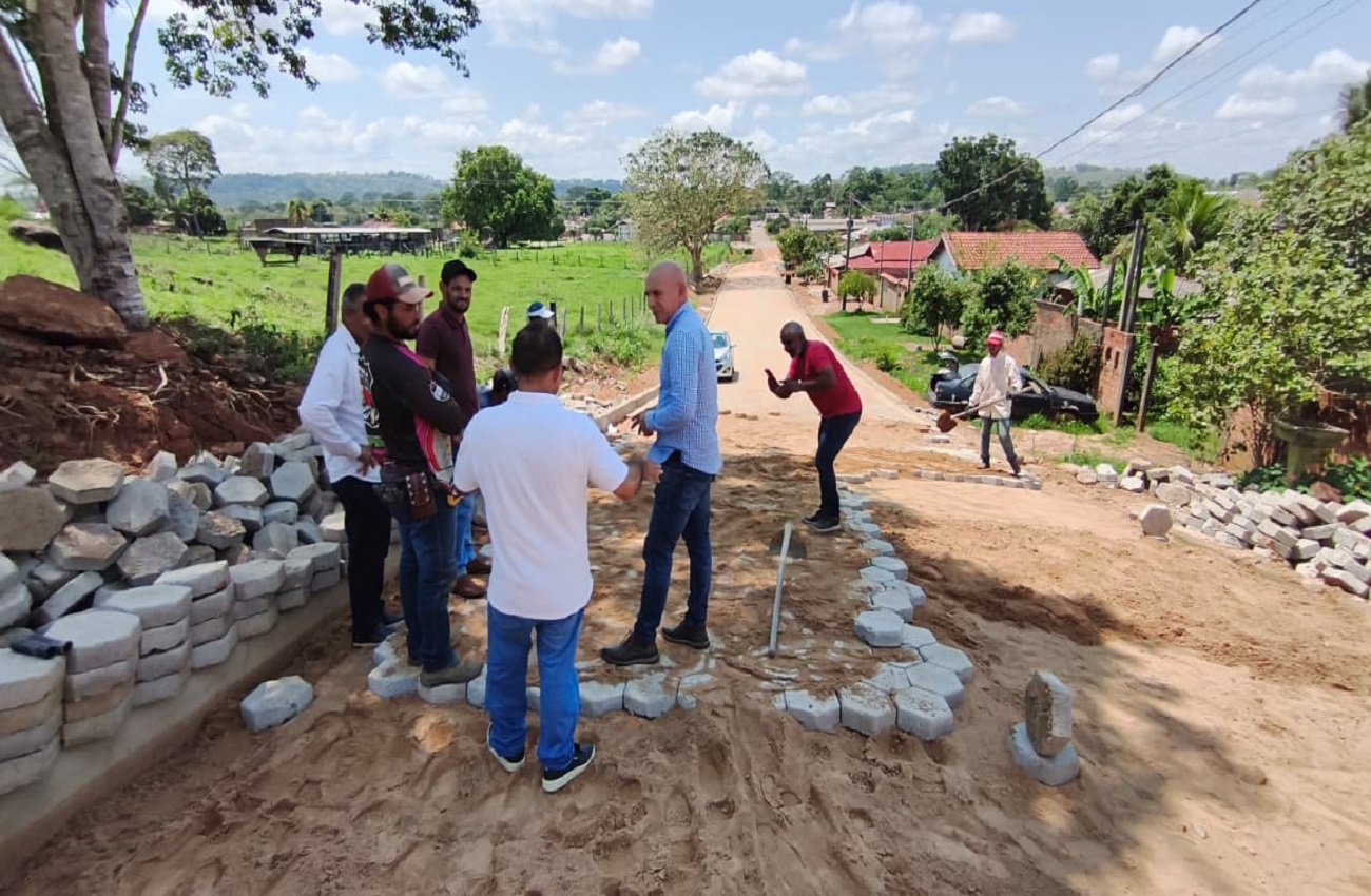 Deputado Ezequiel Neiva vistoria obras de bloqueteamento em Governador Jorge Teixeira