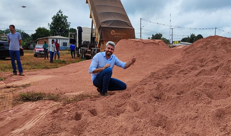 Machadinho do Oeste recebe 29 carretas com calcário para produtores rurais com apoio do deputado Ezequiel Neiva