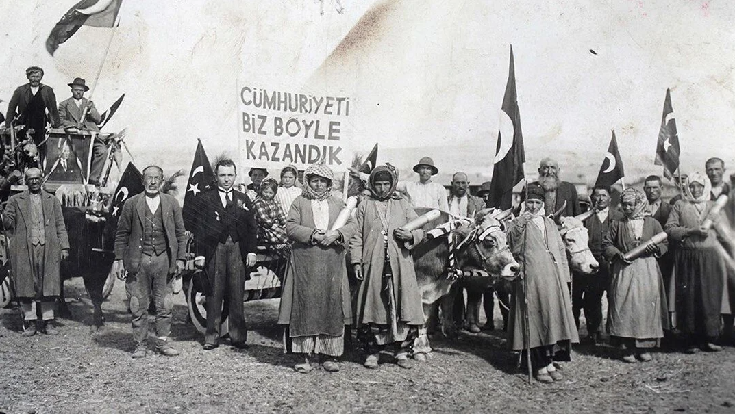 Cumhuriyetin 10. yıldönümü kutlamaları esnasında Uşak’ta Hüsnü Kazım Özler (Foto Kazım) tarafından çekilen meşhur fotoğraf.
