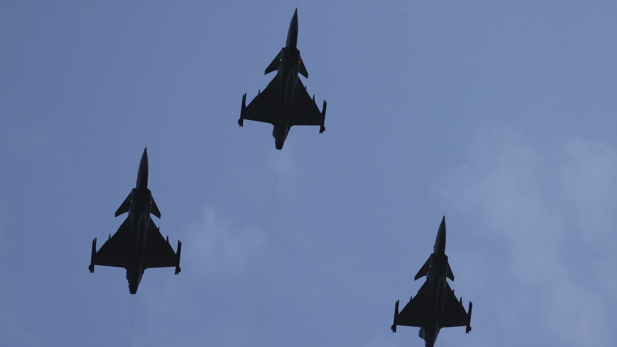US Fighter Jets Strike Iran-Linked Sites In Syria In Retaliation For  Attacks On US Troops - Oneindia News