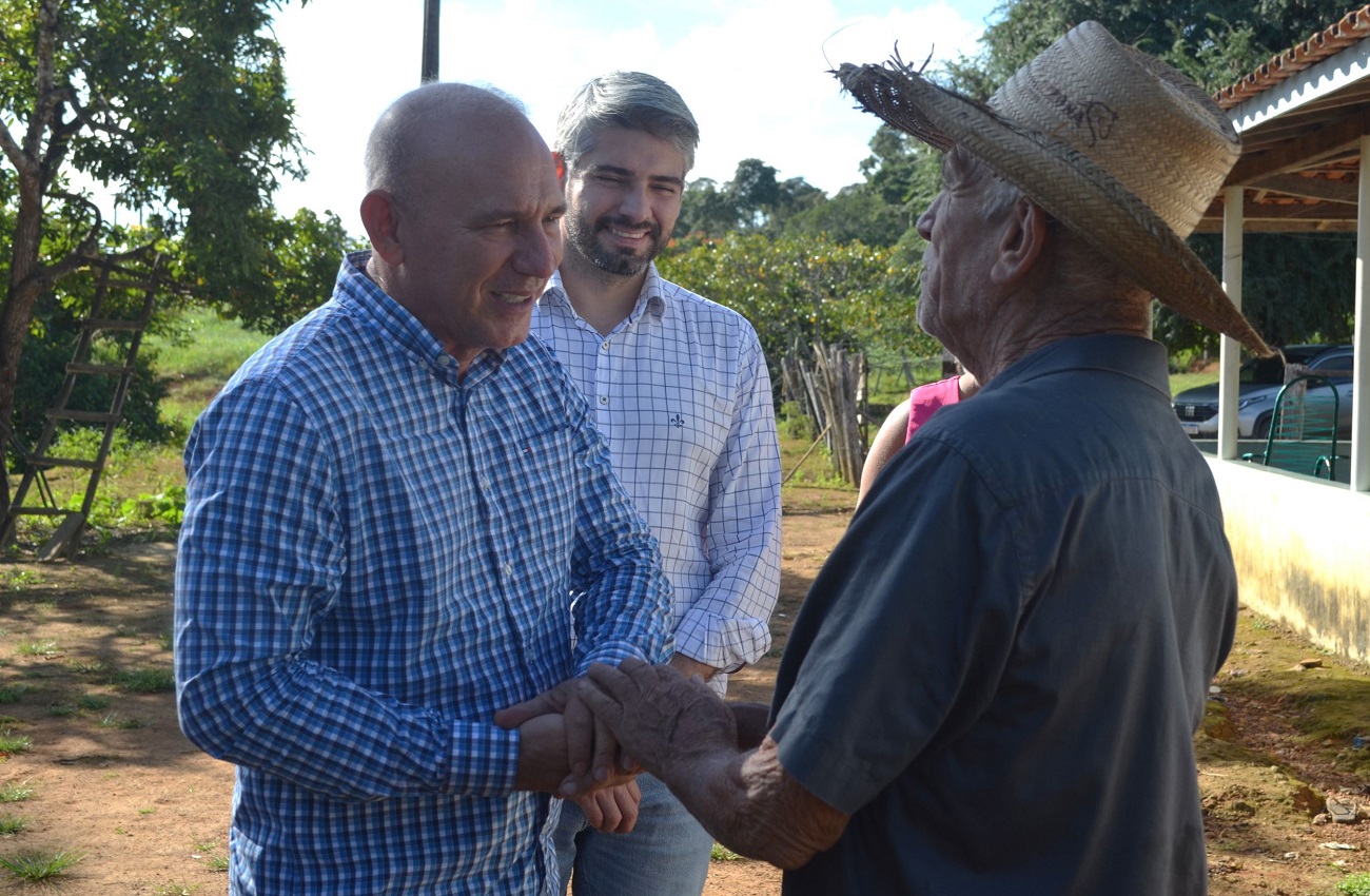 Parceria entre Ezequiel Neiva e prefeitura garante melhorias em estradas vicinais em Machadinho do Oeste
