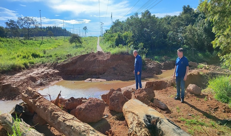 Tubos armcos destinados pelo deputado Ezequiel Neiva começam a ser instalados no rio Pires de Sá, em Vilhena