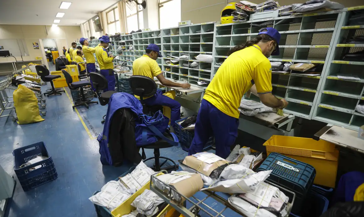 Correios em crise: Trabalhadores exigem diálogo e comitê para reverter prejuízo de R$ 2,6 bilhões