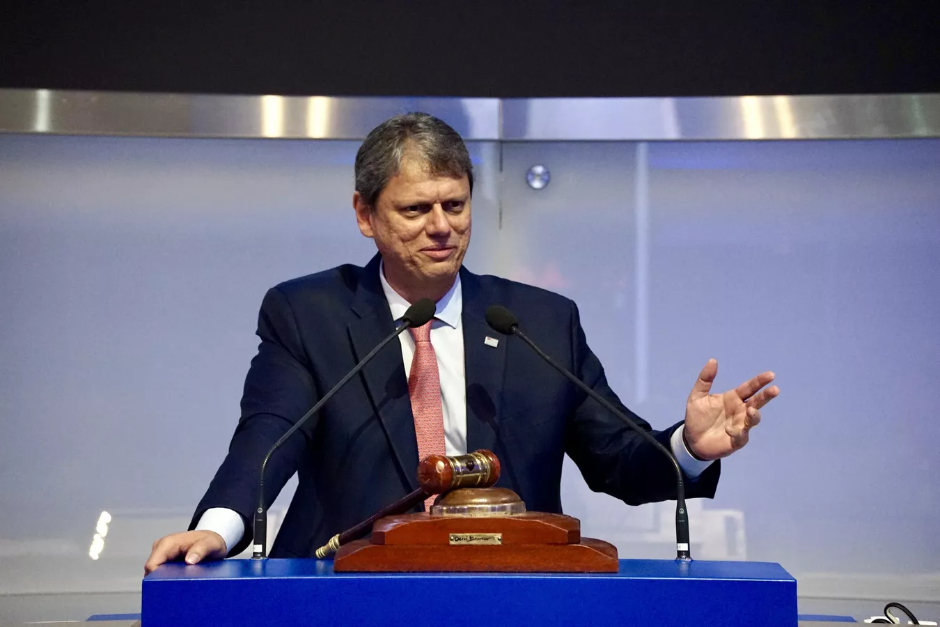 Tarcísio sugere viagem de Bolsonaro aos EUA para negociar com Trump: STF rejeita e idéia temendo 'fuga'