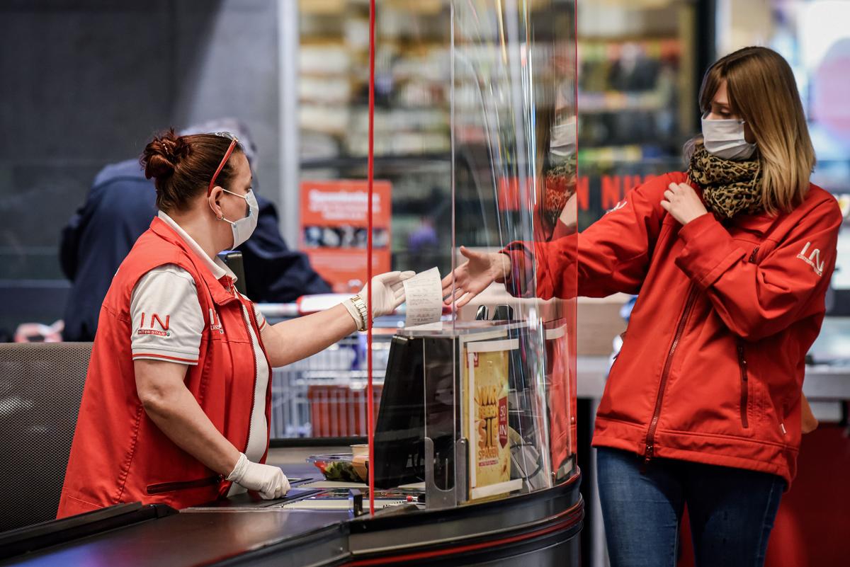 A shopper wears a face mask at the cashier in a supermarket in Vienna, Austria, on April 1, 2020. (Thomas Kronsteiner/Getty Images) A shopper wears a face mask at the cashier in a supermarket in Vienna, Austria, on April 1, 2020. (Thomas Kronsteiner/Getty Images)