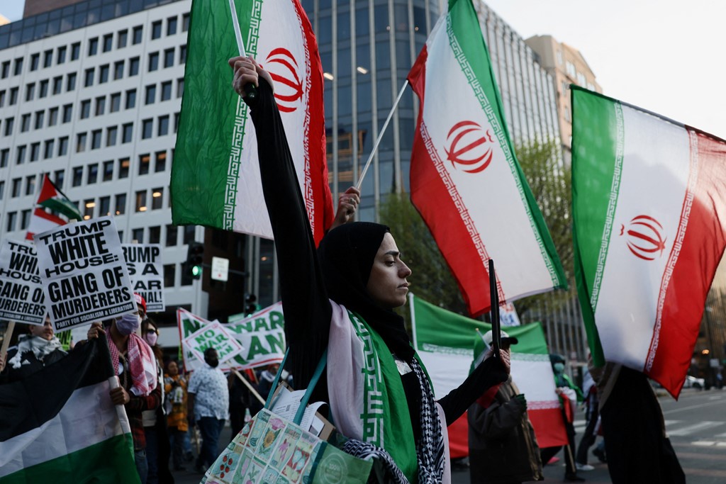 Iranian pro-government protesters in Washington