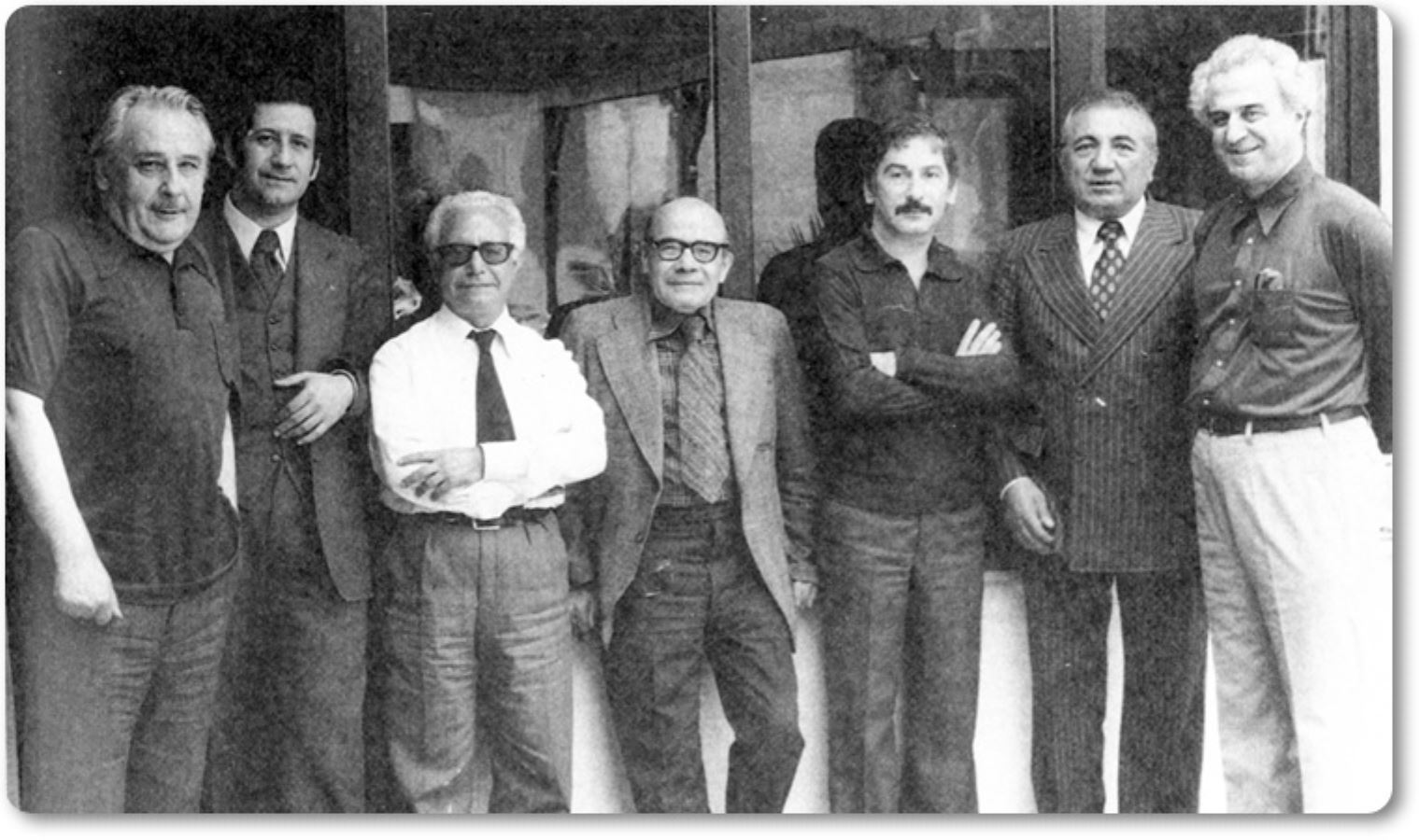 Türk yazınının önemli isimlerinin bir arada olduğu ne güzel bir fotoğraf değil mi? Soldan sağa: Oktay Akbal, Doğan Hızlan, Cavit Orhan Tütengil, Ceyhun Atuf Kansu, İlhan Selçuk, Cahit Külebi, Sami Karaören.