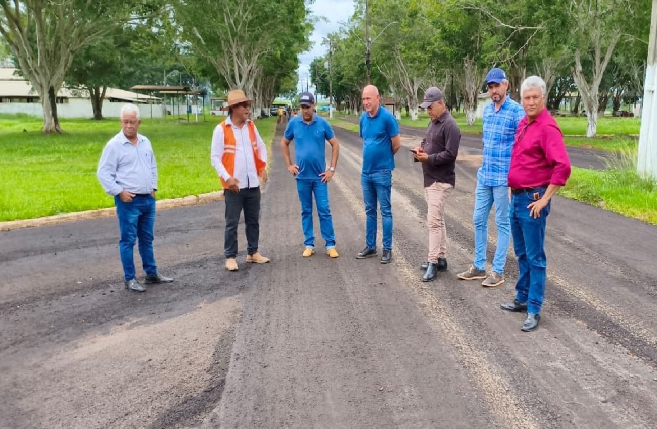 Ezequiel Neiva vistoria obras de microrrevestimento asfáltico em Machadinho do Oeste