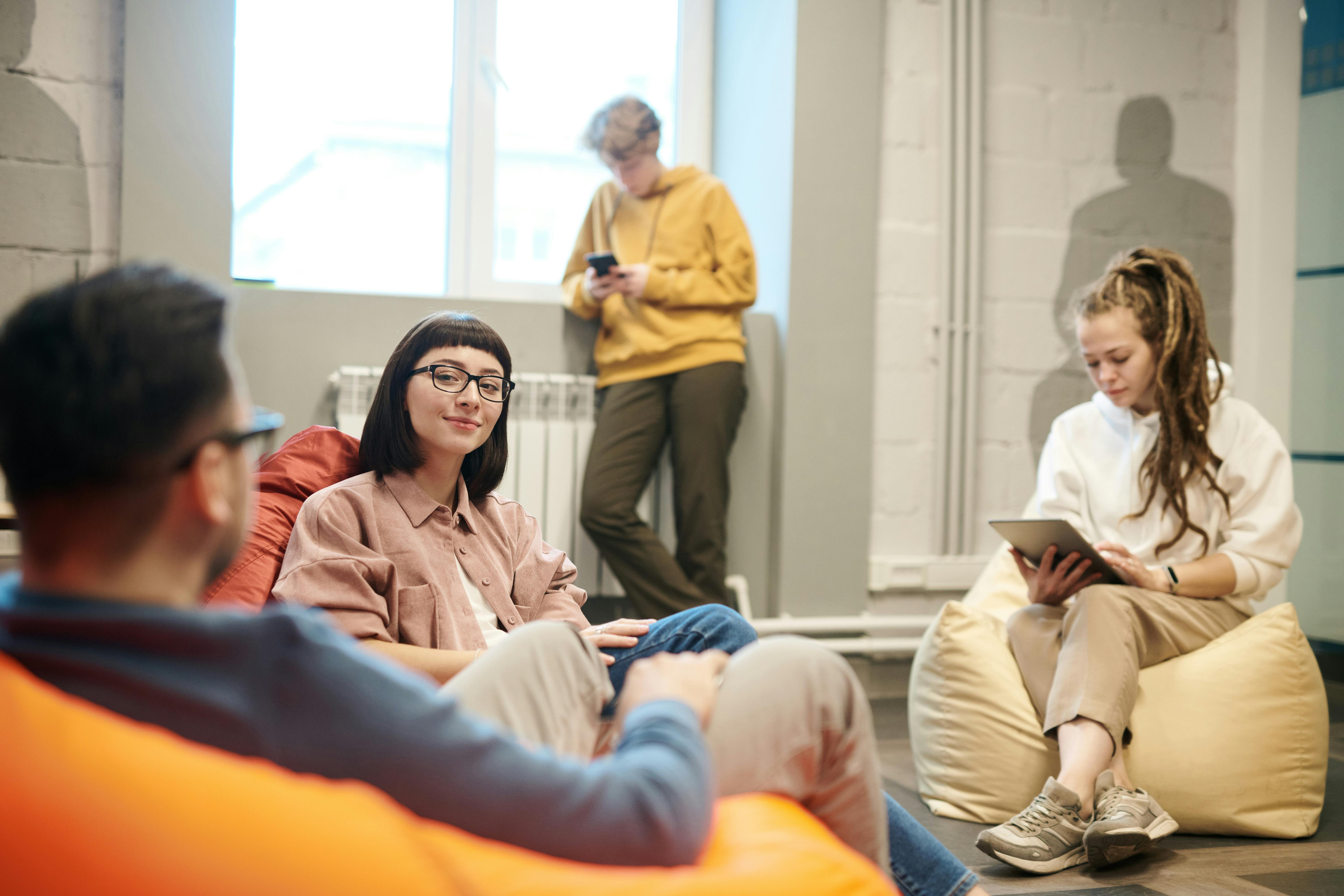 Entre o analógico e o viral: quem ouve a nova geração?