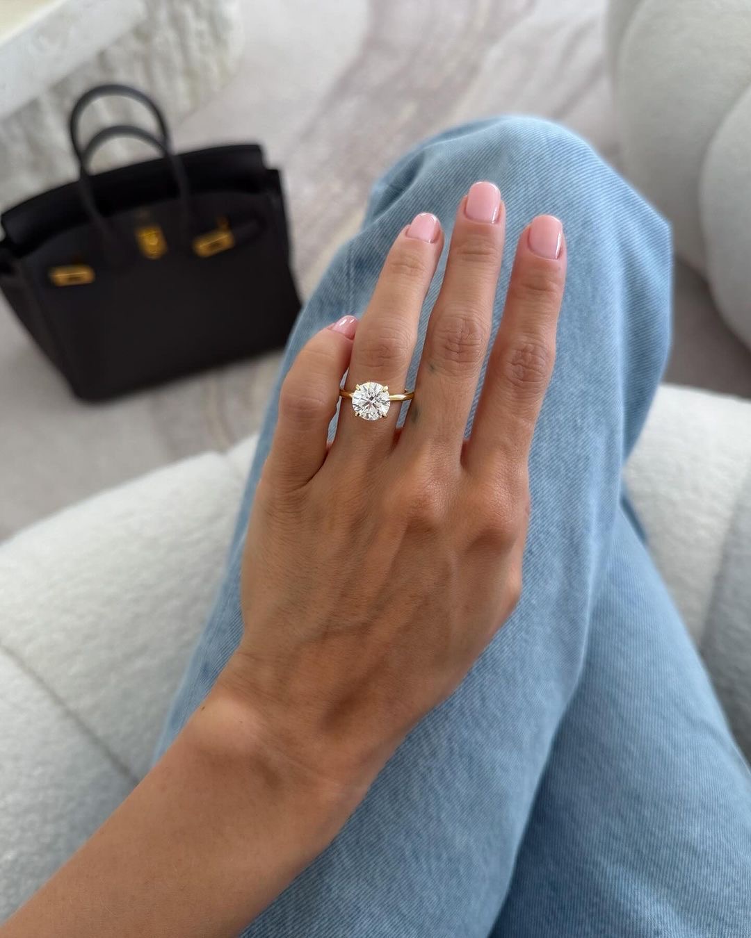 Round brilliant engagement ring
