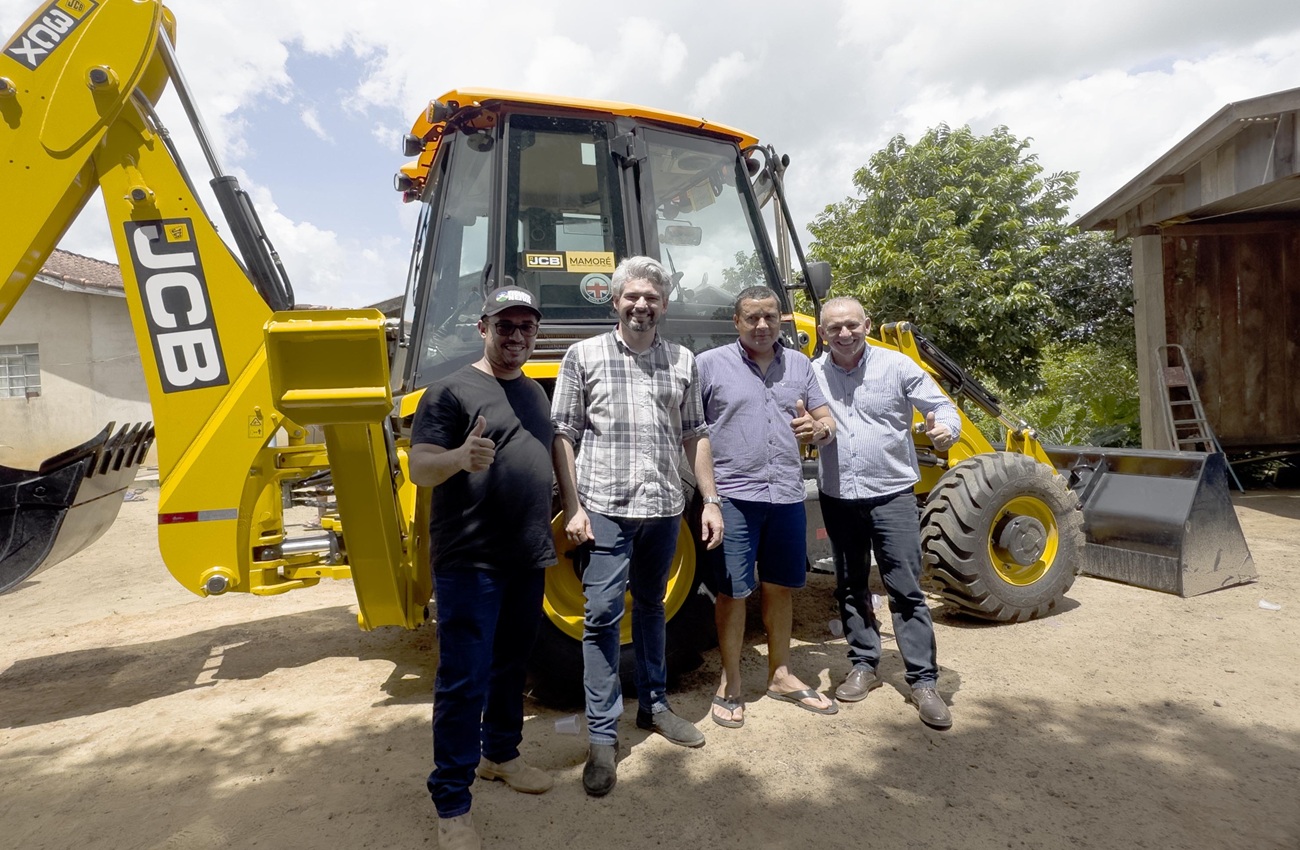 Ezequiel Neiva participa da entrega de retroescavadeira para fortalecer o atendimento ao produtor rural em Theobroma