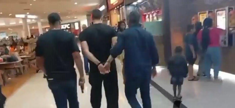 Homem é detido após enviar mensagens sexuais e marcar encontro com adolescente amiga do filho; vídeo