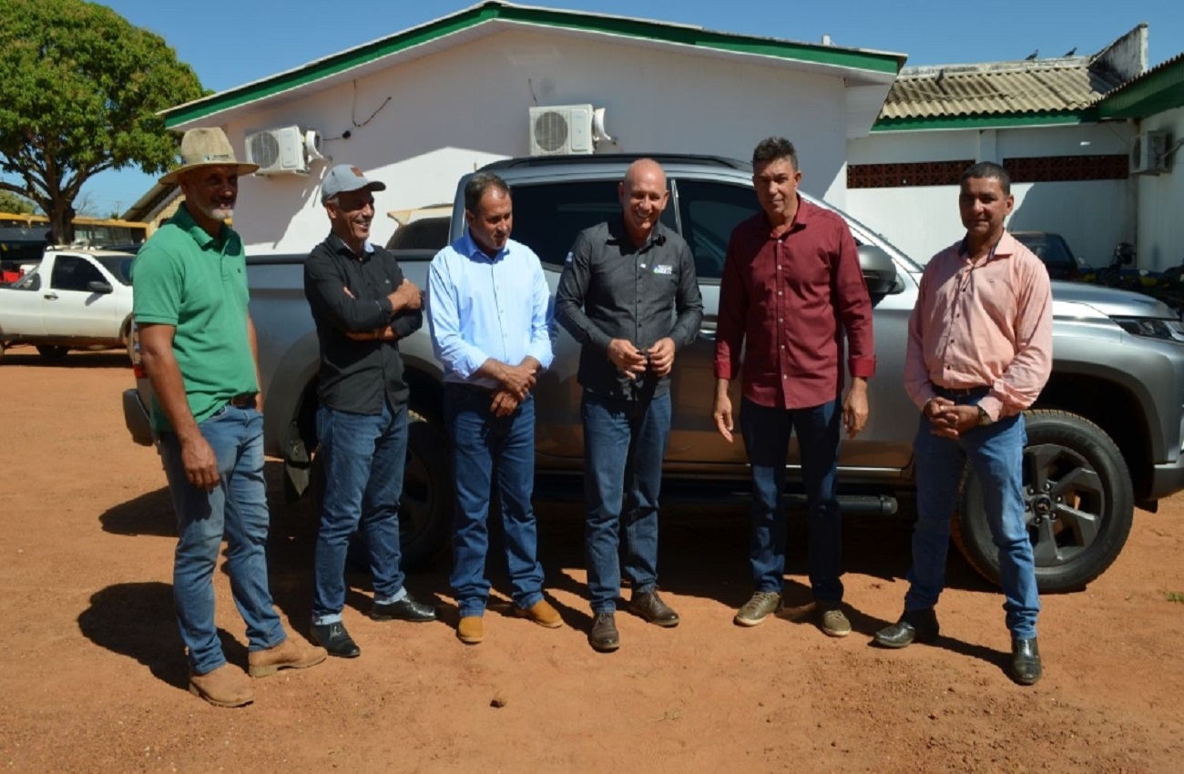 Parceria de Ezequiel Neiva garante novo veículo para obras em Alto Alegre dos Parecis