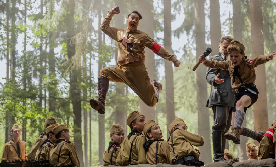 Hikâyesinde Anne Frank’e üstü kapalı gönderme yapan bir başka çok iyi film izlemek isterseniz Jojo Rabbit ’i öneririm. Diktatör hayali arkadaşı ile direnişçi annesi arasında çocukluğunu yaşamaya çalışan Jojo’nun öyküsünü beyazperdede stilize bir biçimde anlatıp, bir de üstüne Adolf’u benzersiz bir enerjiyle canlandıran Taika Waititi , hak edilmiş bir senaryo Oscar’ını da bu filmle evine götürmüştü.