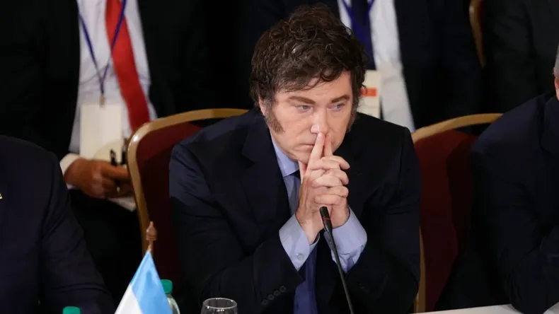 Milei enfrenta denúncias de corrupção e alega 'perseguição política'; pesquisa aponta que popularidade despencou