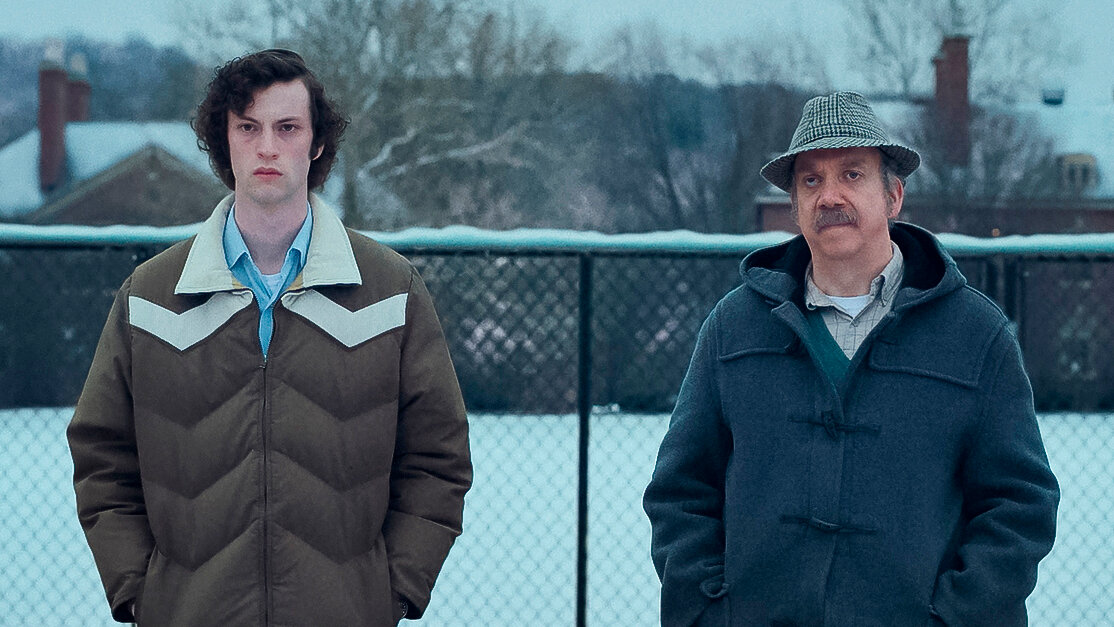 Paul Giamatti (sağda) Alexander Payne ile daha önce birlikte çalıştığı Sideways filminden neredeyse 20 yıl sonra, ona Oscar adaylığı da getiren müthiş bir performans sergiliyor.
