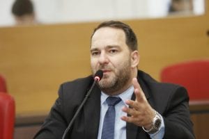 Justiça nega pedido de condenação penal do deputado Alex Redano e esposa, prefeita Carla Redano